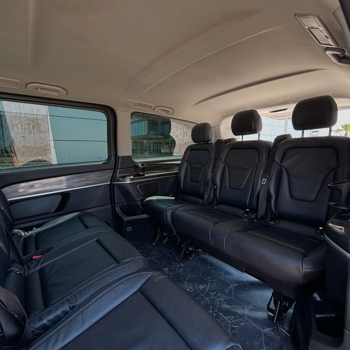 Interior de la Mercedes Clase V de Majorca Transfer, con asientos enfrentados