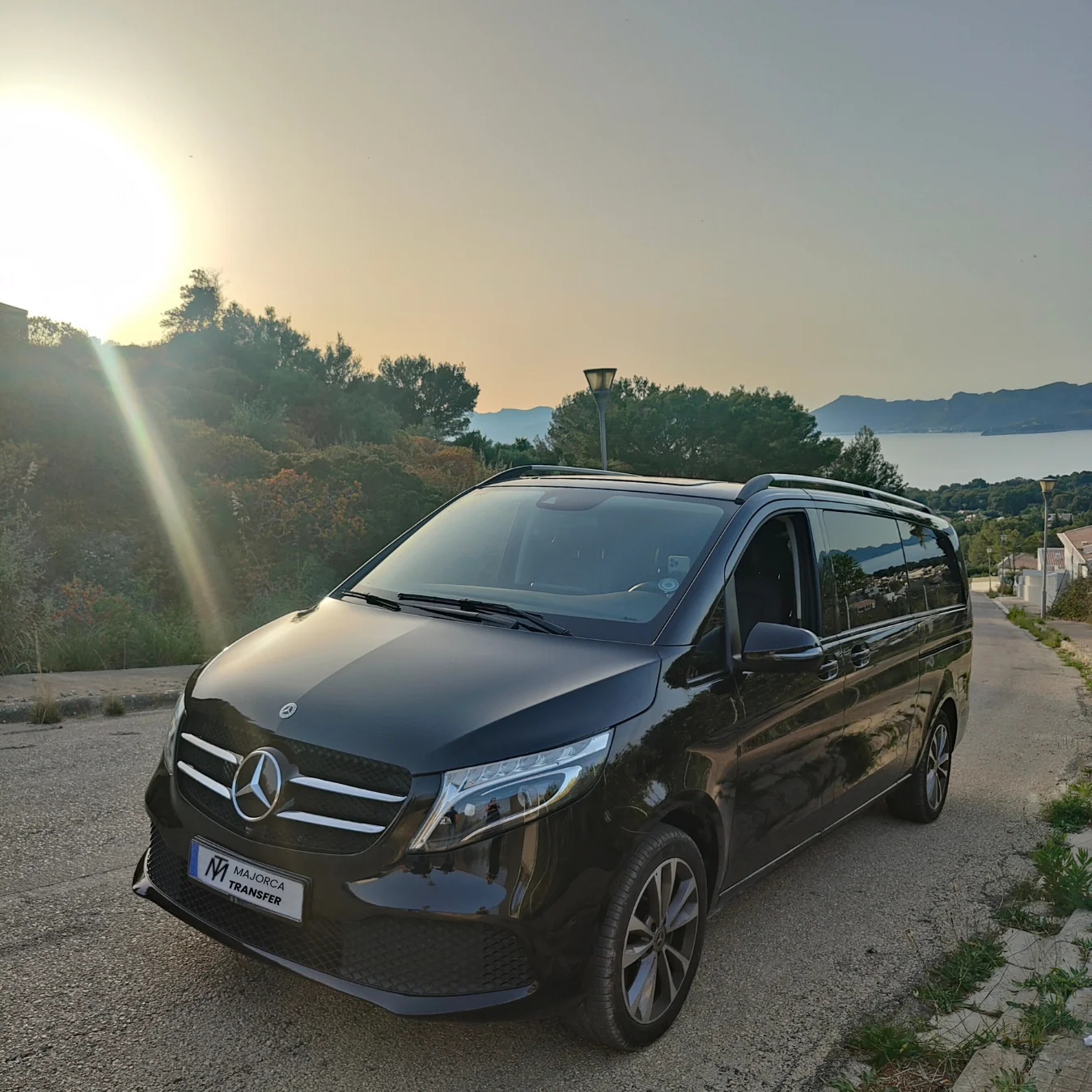 Mercedes Clase V de Majorca Transfer junto a la costa de Mallorca
